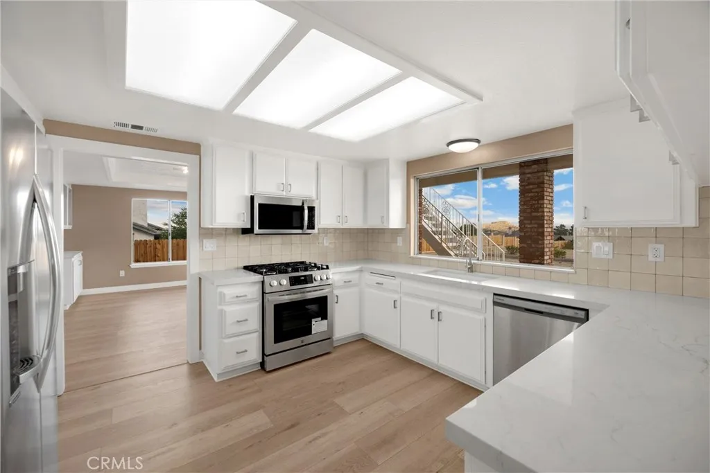 17725 Tude Lane, Apple Valley, California 92307 home-pic-9